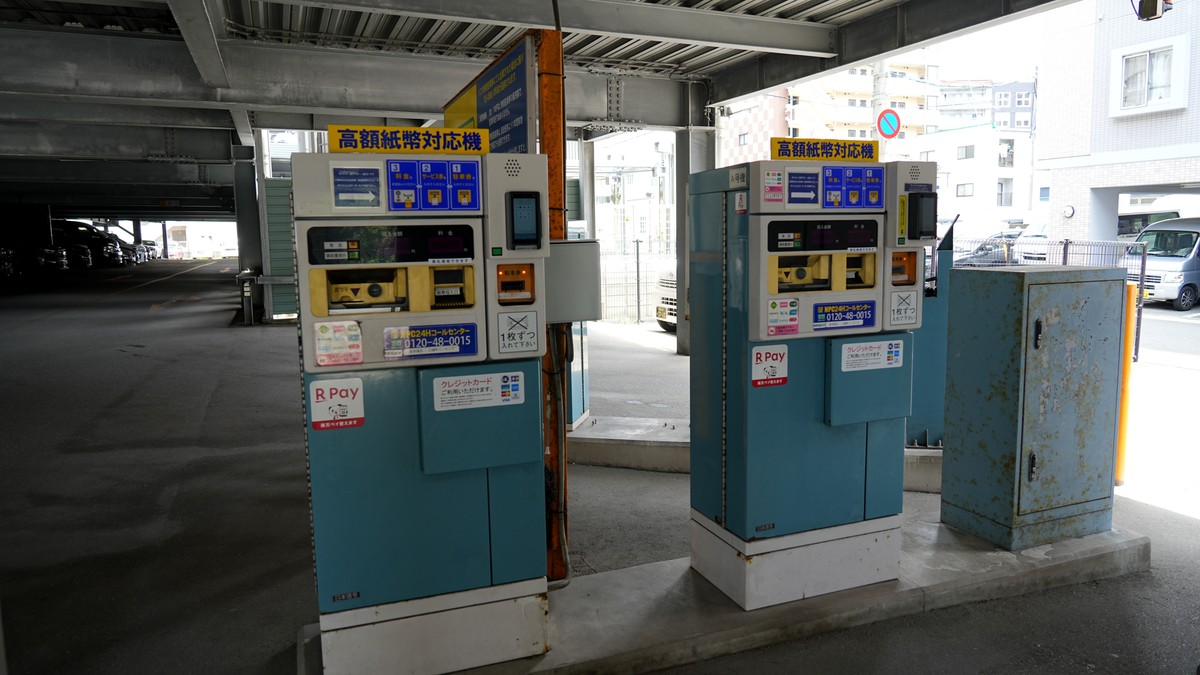 1階エレベーター乗り場の隣に事前精算機があります。高額紙幣に対応します。