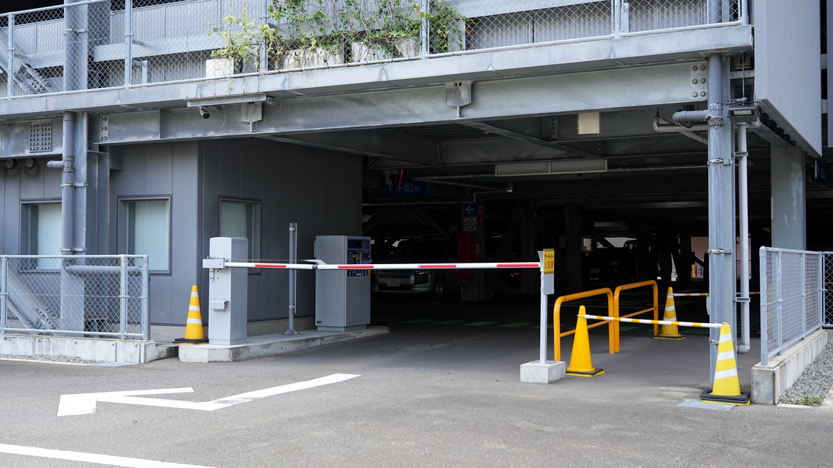 第1駐車場 1階の出庫ゲートです。2階から上からの出庫は別のゲートからの出庫になりますが、出口は一緒になります。
