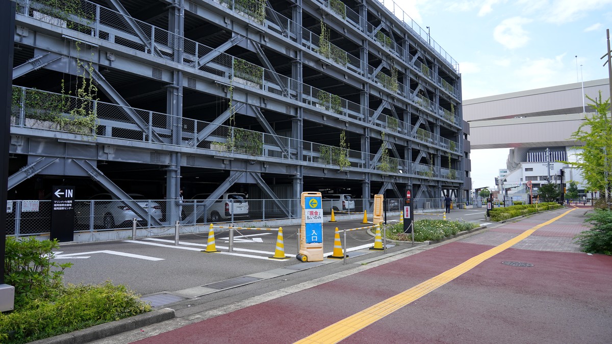 第1駐車場の出入口です。手前が入口で奥が出口です。