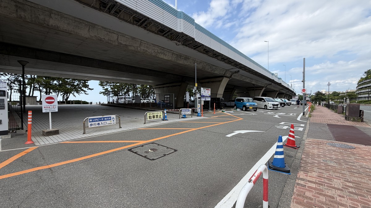 パーク地行浜24時間駐車場1 出口全景
