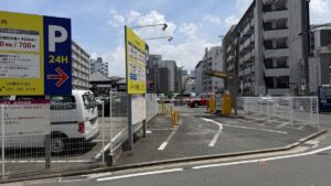 パーク住吉駐車場の北側入口（入庫ゲート）の外観