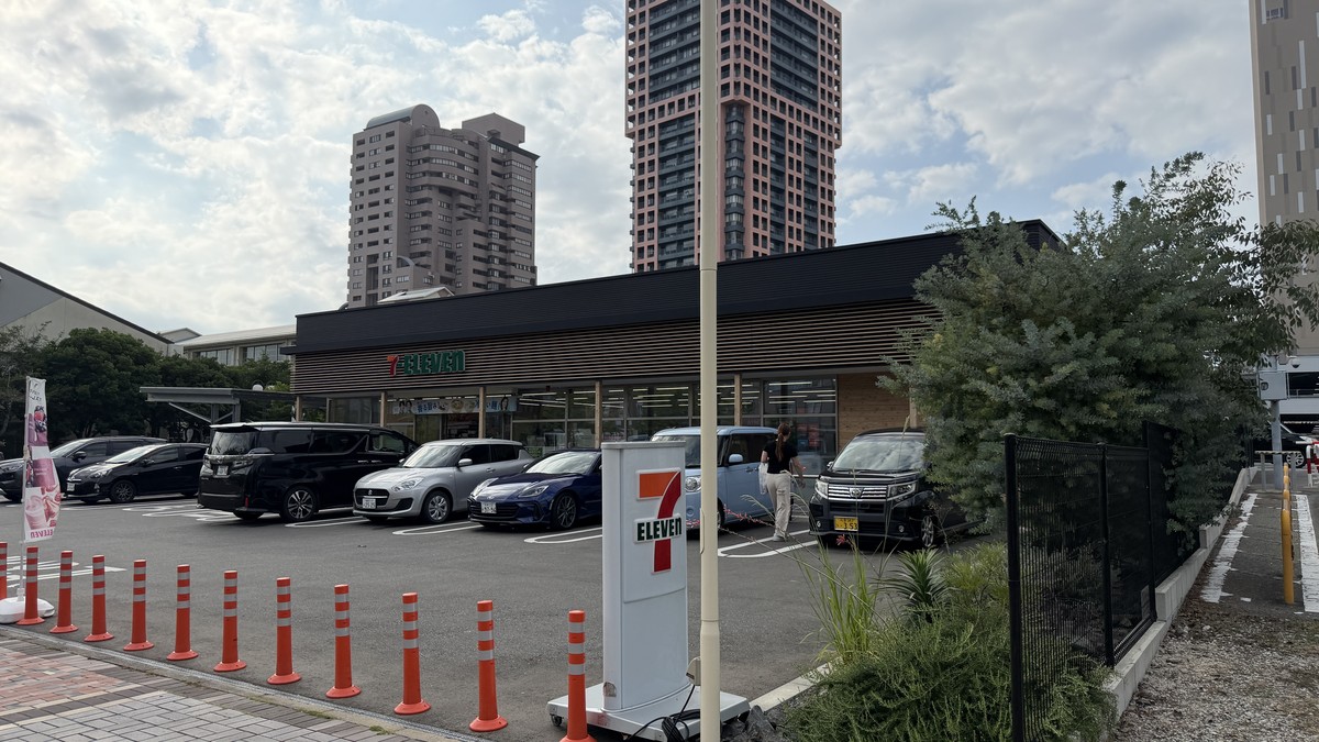 駐車場に隣接するセブンイレブンです