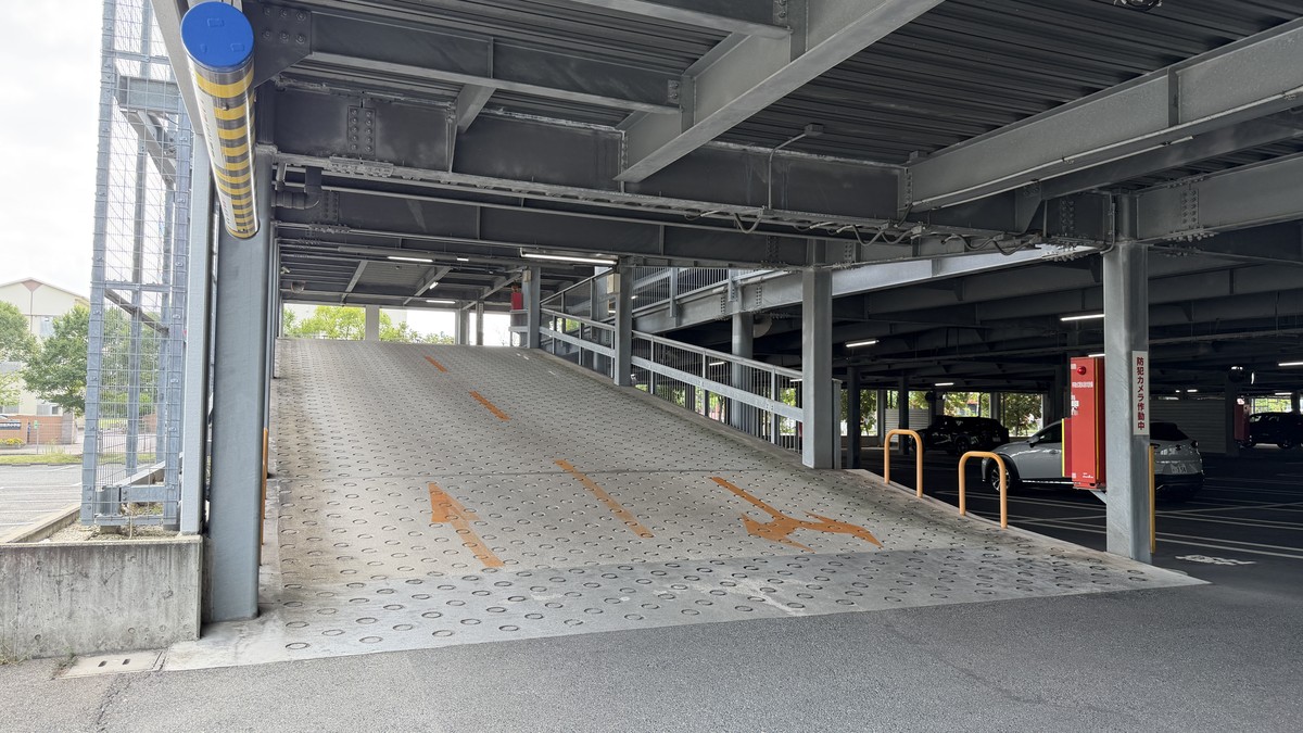 2階への上りスロープです