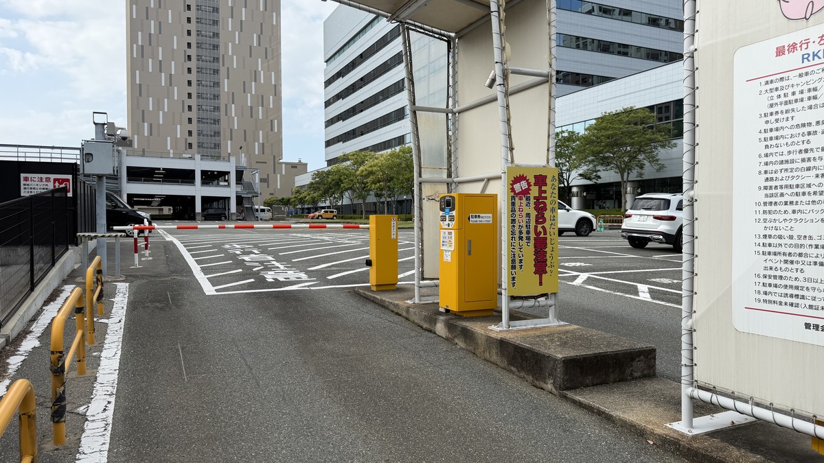 南側の場内です。車上ねらいの注意喚起看板があります