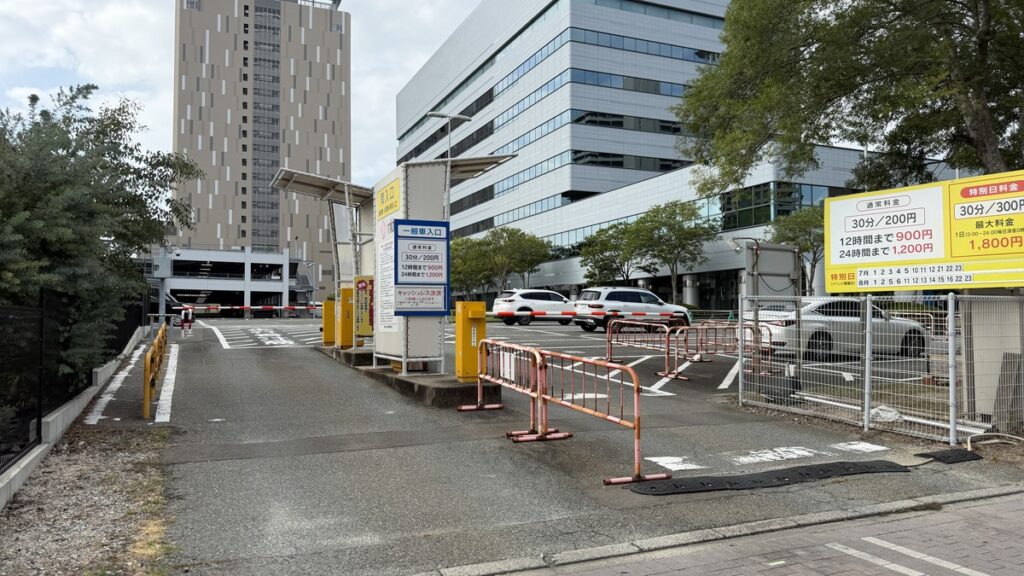 RKB駐車場の南側出入口の外観