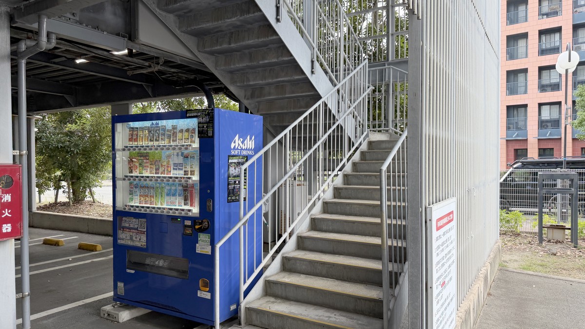 駐車場内の自動販売機と階段です