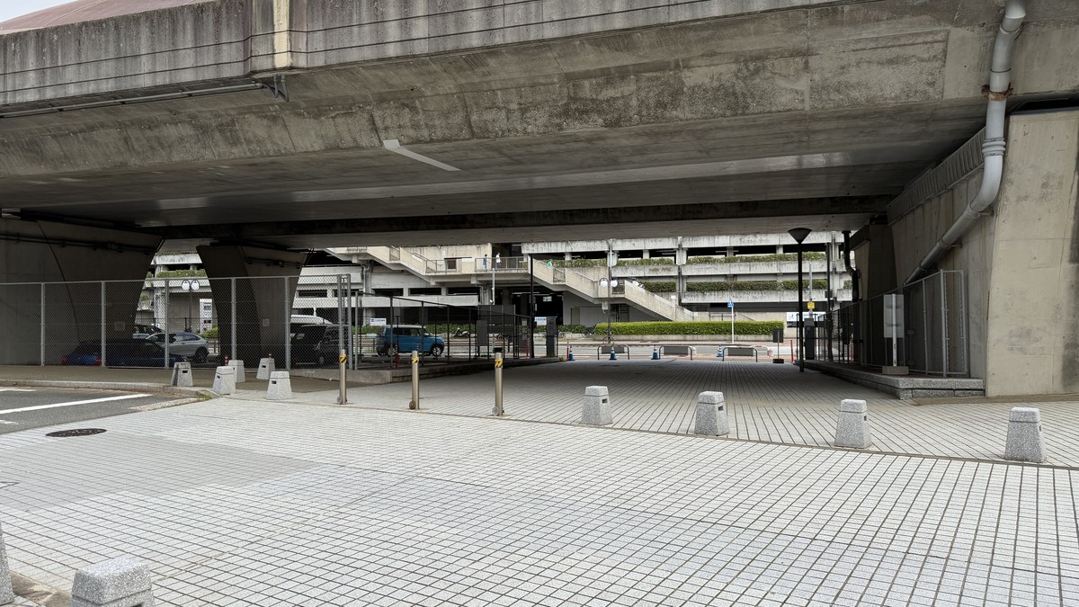 地行浜駐車場 シーサイドももち海浜公園への通路