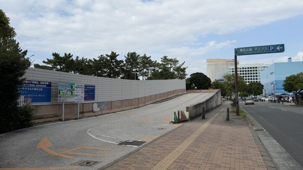 中央プラザ駐車場・百道浜西駐車場 駐車場方向の道路