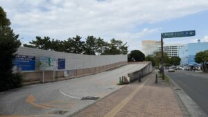 中央プラザ駐車場・百道浜西駐車場 駐車場方向の道路