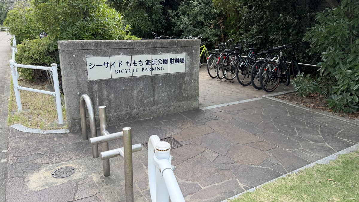 【共通】駐輪場入口・駐輪ラック(進入路の分岐手前)