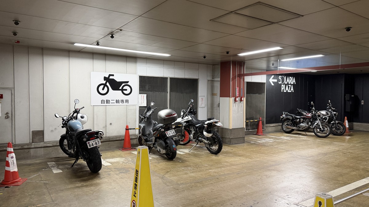 ソラリアターミナル駐車場の5階～8階に50台収容の自動二輪専用エリアがあります