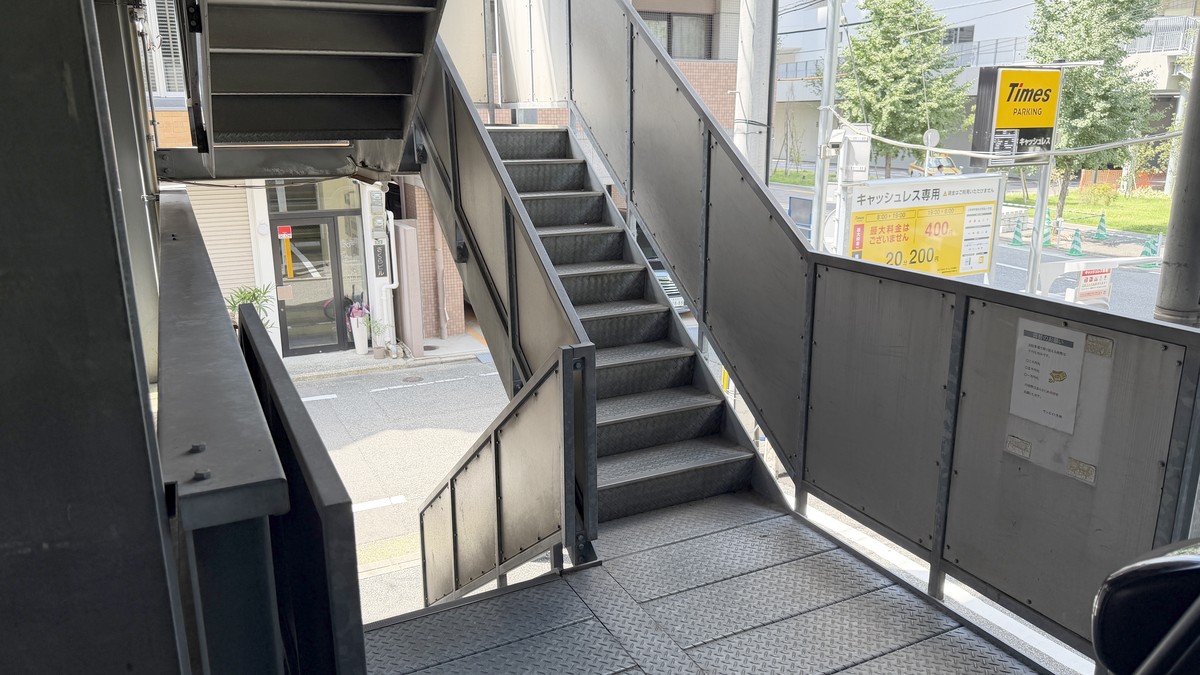 サンエイト天神の福岡市民ホール側の階段