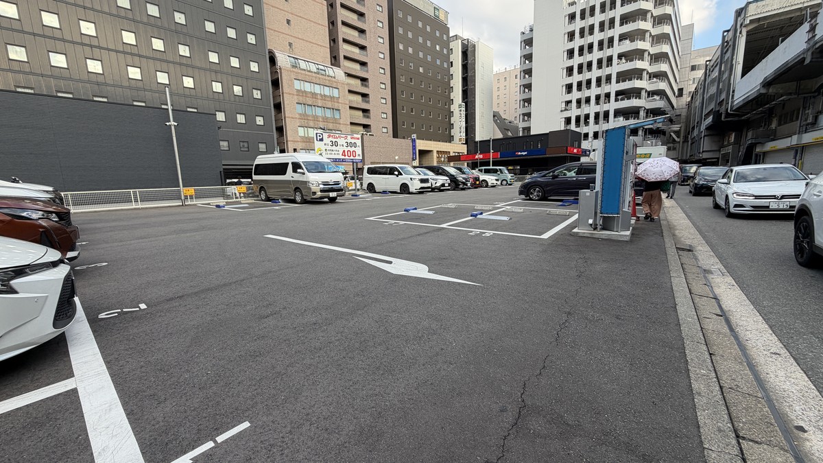 駐車場全景(道路側から)