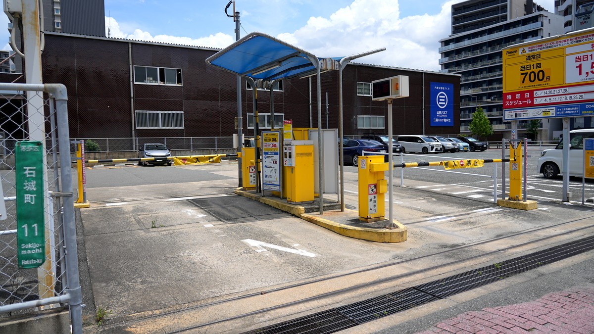 タイムズ石城町第2の出入口です、左側が入口で、右側が出口です。