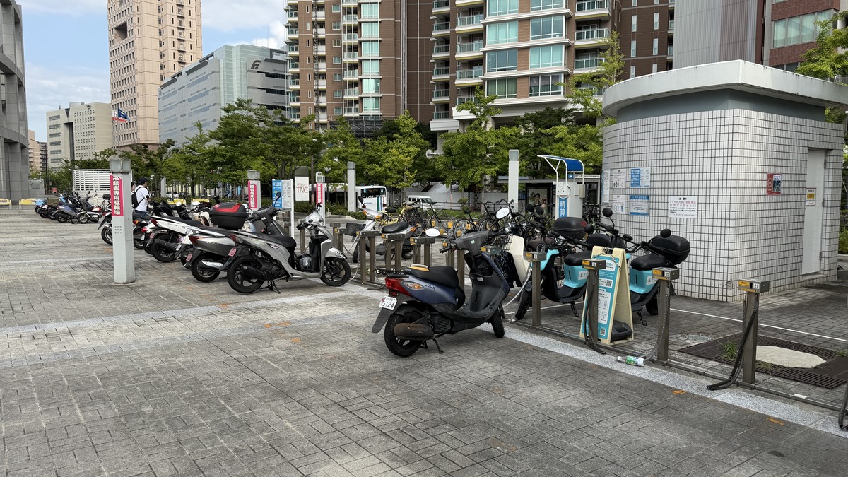 自転車・バイク駐輪場の全景です