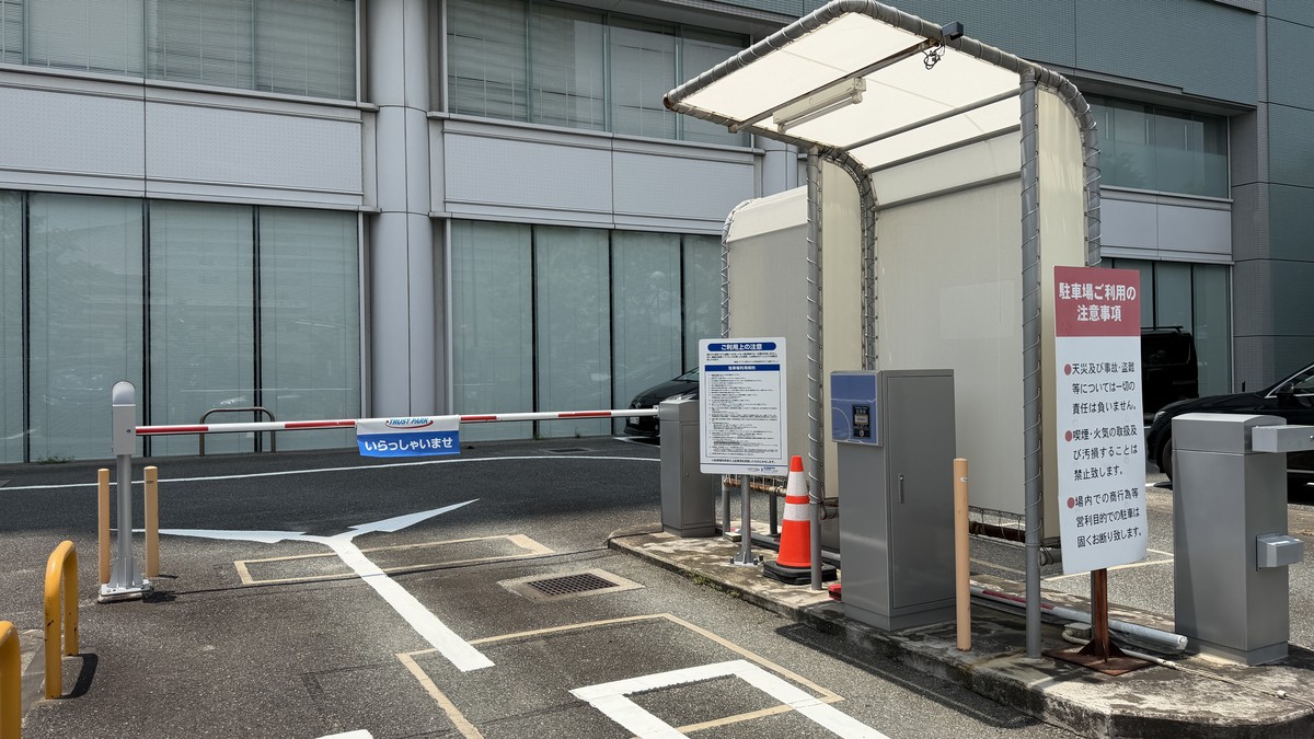 トラストパーク百道浜2丁目の入口（入庫ゲート）です