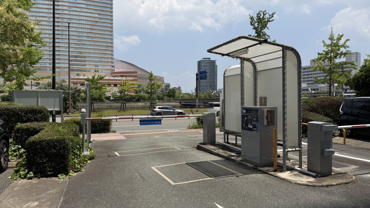 トラストパーク百道浜2丁目の出口（出庫ゲート）です。